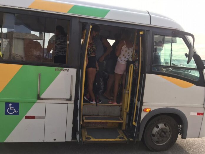 Veículos do transporte alternativo lotados em mais um dia de greve de ônibus em Natal — Foto: Ayrton Freire/InterTV Cabugi