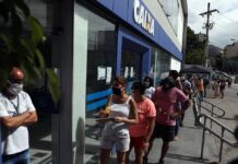 Auxílio emergencial: beneficiários que estavam na fila para receber 1ª parcela poderão sacar a partir de 6 de julho Caixa divulgou calendário de saques para beneficiários do auxílio emergencial Foto: Fábio Motta / Agência O Globo