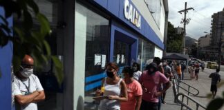 Auxílio emergencial: beneficiários que estavam na fila para receber 1ª parcela poderão sacar a partir de 6 de julho Caixa divulgou calendário de saques para beneficiários do auxílio emergencial Foto: Fábio Motta / Agência O Globo