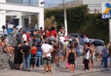 Pela 1ª vez, mais da metade da população em idade de trabalhar está fora do mercado Fila em agência da Caixa para retirada do benefício Foto: Edilson Dantas / Agêncio O Globo