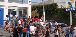 Pela 1ª vez, mais da metade da população em idade de trabalhar está fora do mercado Fila em agência da Caixa para retirada do benefício Foto: Edilson Dantas / Agêncio O Globo