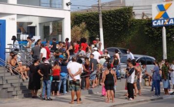 Pela 1ª vez, mais da metade da população em idade de trabalhar está fora do mercado Fila em agência da Caixa para retirada do benefício Foto: Edilson Dantas / Agêncio O Globo