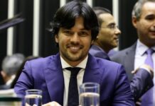 Em novo ministério, Fábio Faria comandará orçamento de R$ 2,3 bi, estatais e publicidade oficial O ministro das Comunicações, Fábio Faria, em sessão na Câmara Foto: Luis Macedo/Câmara