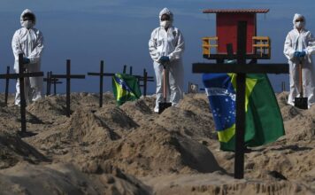 Brasil registra 843 novos óbitos e se torna o segundo país com mais mortes por Covid-19, indica consórcio de veículos de imprensa Ativistas da ONG Rio de Paz posam ao lado de cem buracos na areia da Praia de Copacabana, simbolizando sepulturas das vítimas da Covid-19 Foto: CARL DE SOUZA/AFP/11-6-2020