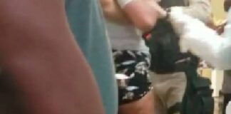 Grupo chuta portas e derruba computadores em alas de pacientes com Covid-19 no Ronaldo Gazolla Confusão: vídeo mostra momento em que guardas retiram uma das manifestantes no hospital Foto: Reprodução