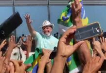 Em 1º evento público após se recuperar da Covid-19, Bolsonaro fica sem máscara em aglomeração