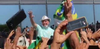 Em 1º evento público após se recuperar da Covid-19, Bolsonaro fica sem máscara em aglomeração