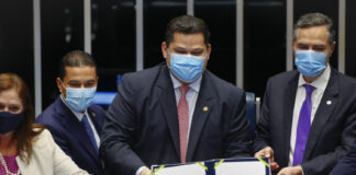 Congresso promulga texto que adia eleições para 15 de novembro