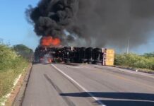 Carreta tomba, pega fogo e interdita BR-304 no RN Acidente causou interdição da BR-304 no interior do RN — Foto: Edmilson Santos