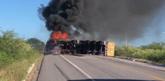 Carreta tomba, pega fogo e interdita BR-304 no RN Acidente causou interdição da BR-304 no interior do RN — Foto: Edmilson Santos