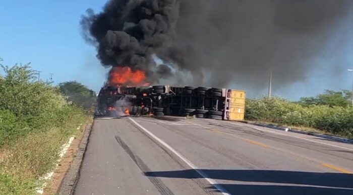 Acidente causou interdição da BR-304 no interior do RN — Foto: Edmilson Santos