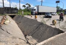 Asfalto cede e interrompe passagem de veículos em avenida na Zona Leste de Natal