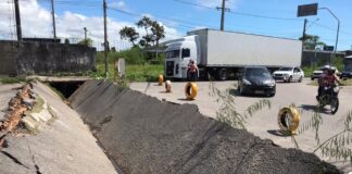 Asfalto cede e interrompe passagem de veículos em avenida na Zona Leste de Natal