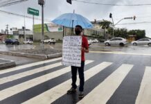 Jovem de 20 anos pede emprego com cartaz em semáforo de Natal: ‘Quero criar minha filha de forma digna’
