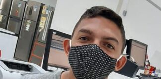 Após pedir emprego com cartaz em semáforo de Natal, jovem de 20 anos é contratado por loja: ‘Não sei nem expressar minha felicidade’