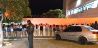 PM encerra festa e leva 63 pessoas à delegacia por fazerem aglomeração durante pandemia no RN
