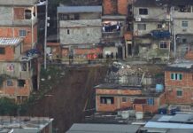 Deslizamento de encosta no alto do Morro da Mangueira atinge casas e deixa sete famílias desalojadas