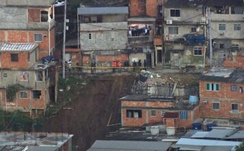 Deslizamento de encosta no alto do Morro da Mangueira atinge casas e deixa sete famílias desalojadas