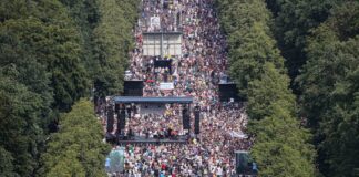 Em Berlim, milhares protestam contra restrições impostas pela Covid-19