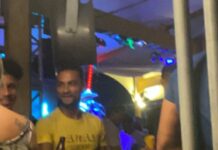 Volante do América é flagrado em bar com aglomeração e sem máscara