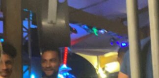 Volante do América é flagrado em bar com aglomeração e sem máscara