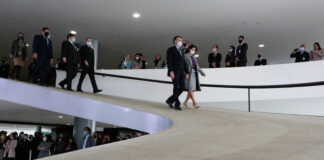 #RespondeBolsonaro. Por que Michelle Bolsonaro recebeu R$ 89 mil de Queiroz?