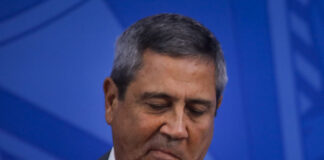 Braga Netto, ministro da Casa Civil, está com covid-19