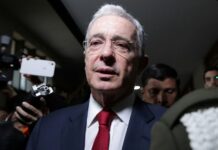 Álvaro Uribe renuncia ao Senado por causa da investigação que o mantém em prisão domiciliar