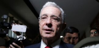 Álvaro Uribe renuncia ao Senado por causa da investigação que o mantém em prisão domiciliar