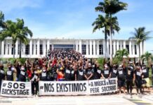 Trabalhadores do setor cultural fazem protesto em frente a Governadoria do RN