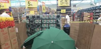 Trabalhador morre em supermercado no Recife, corpo é coberto por guarda-sóis, e local continua funcionando