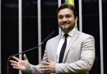 PSDB acelera expulsão de deputado indicado a líder na Câmara pelo Centrão
