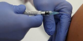 Rússia anuncia vacinação em massa contra coronavírus para outubro