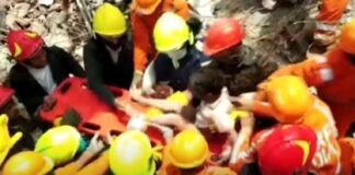 Equipes resgatam criança com vida 20 horas após desabamento de prédio na Índia