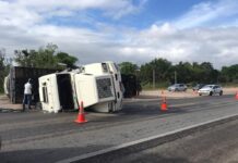 Carreta carregada de mangas tomba em acidente BR-304 na Grande Natal