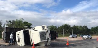 Carreta carregada de mangas tomba em acidente BR-304 na Grande Natal