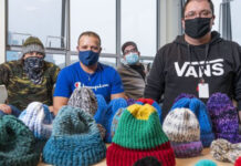 Homem cria clube de tricô para ajudar dependentes químicos