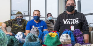 Homem cria clube de tricô para ajudar dependentes químicos