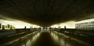 Oposição aumenta pressão por impeachment e volta do Congresso