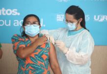 Técnica de Enfermagem é a primeira pessoa a receber a vacina contra a Covid-19 no RN: ‘Chegou a ser um sonho e hoje é esperança’