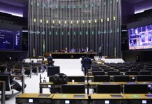 Câmara aprova admissibilidade da PEC da imunidade