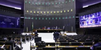 Câmara aprova admissibilidade da PEC da imunidade