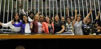 Mesmo em minoria, deputadas produzem e aprovam mais projetos do que homens