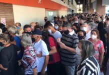 Após retomada da aplicação da CoronaVac, ponto de vacinação tem aglomeração e filas em Natal