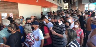 Após retomada da aplicação da CoronaVac, ponto de vacinação tem aglomeração e filas em Natal