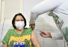 Governadora do Rio Grande do Norte Fátima Bezerra (PT) é vacinada contra Covid-19 em Natal