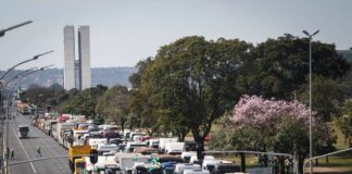 Produtores rurais fazem manifestação em apoio a Bolsonaro na Esplanada