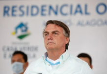 Chamado de brocha e gay passivo, Bolsonaro responde: “Não adianta tentar me cantar”