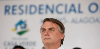 Chamado de brocha e gay passivo, Bolsonaro responde: “Não adianta tentar me cantar”