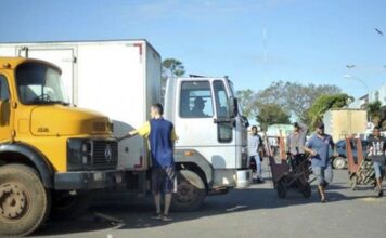 Caminhoneiros se recuperam da covid na cabine e pressionam por vacina